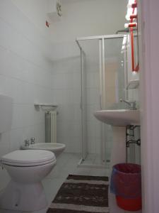 维亚雷焦德尔纳酒店的一间带卫生间和水槽的浴室