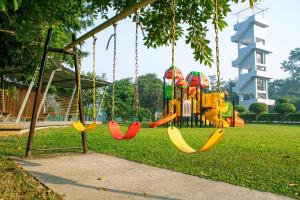 GazipurDream Square Resort的公园里一座带五颜六色秋千的游乐场