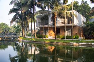 GazipurDream Square Resort的棕榈树河畔的建筑