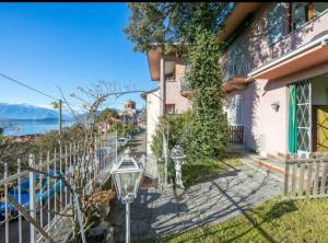 拉韦诺Apartment With View Lake Maggiore/Laveno Mombello的人行道旁有路灯的房子