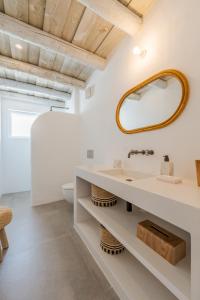 孔波尔塔Villa da Comporta - Quarto Praia da Arrábida T0的一间带水槽和镜子的浴室