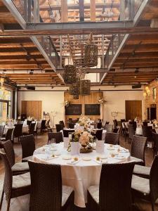 海德堡格林兹霍夫餐厅酒店的一间带大桌子和椅子的用餐室