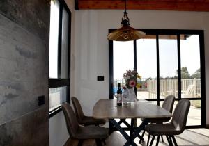 NuritGilboa Siesta / סייסטה בגלבוע的一间带桌椅和窗户的用餐室