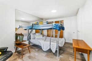 史蒂文斯波因特Modern Style Lakefront Retreat的一间卧室配有双层床和书桌