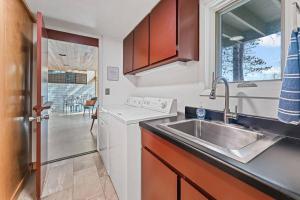 史蒂文斯波因特Modern Style Lakefront Retreat的一个带水槽和洗碗机的厨房