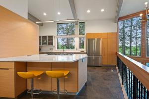 史蒂文斯波因特Modern Style Lakefront Retreat的厨房设有黄色凳子