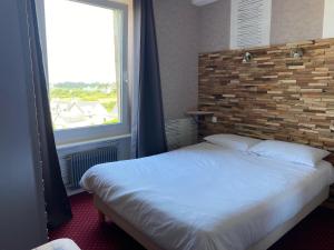 佩罗斯-吉雷克Hotel Restaurant Le Phare的一间卧室设有一张床和一个大窗户