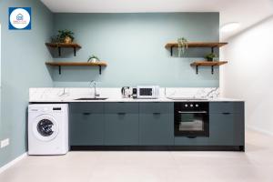 内坦亚Design apartments in Netanya的一个带水槽和洗碗机的厨房