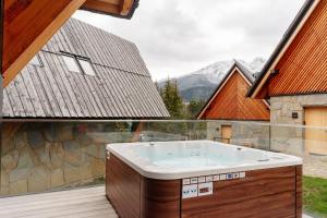 考斯赛力克Landscape Zakopane by LoftAffair的观景甲板上的按摩浴缸