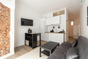 马德里Apartamento 1hab con estilo cerca de Ventas的带沙发的客厅和厨房