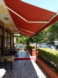 阿拉尼亚伊尔迪瑞莫格鲁酒店的餐厅庭院里的红伞
