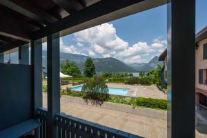Därligen"Boho Oase" with lake view and pool的从带游泳池的房屋阳台欣赏风景