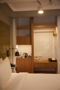 伊斯坦布尔玛若西里酒店的一间卧室配有一张带窗户的床和一间厨房