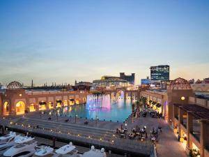 科威特Hyatt Regency Al Kout Mall的商场内喷泉的城市景观