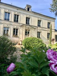 Précy-sur-OiseCLOS REMY Maison d'hôtes的前面有鲜花的大白色房子