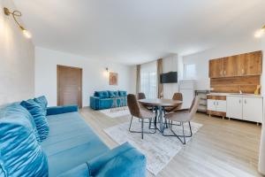 尤塔哈Akhdar Apartments的客厅配有蓝色的沙发和桌子