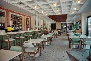 埃尔代克Parmos Otel的一间带桌椅的餐厅和一间酒吧
