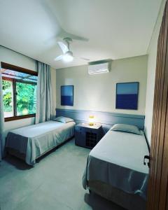 库穆鲁沙蒂巴Cumuru pé na areia的酒店客房设有两张床和窗户。