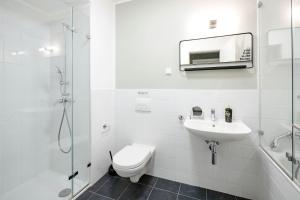 布达佩斯limehome Budapest Mosonyi u的浴室配有卫生间、盥洗盆和淋浴。