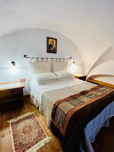 圣安吉罗山巴索加尔加诺别墅公寓的一间卧室,卧室内配有一张大床