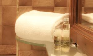 纳维廖河畔特雷扎诺Hotel Motel 2000的一瓶卫生纸和一瓶肥皂