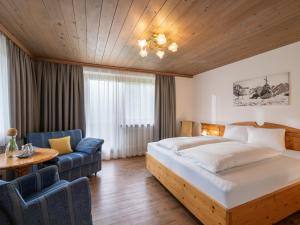 盖洛斯Pension Zillertal的酒店客房,配有床和沙发