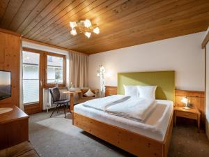 盖洛斯Pension Zillertal的一间卧室配有一张大床和一张书桌