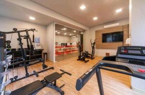 格拉玛多Suite 304B no Hotel Laghetto Stilo Borges的健身房,带跑步机的健身房