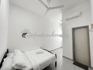 日得拉Jitra Fuad's Crew Homestay的白色的客房配有床和吊扇。