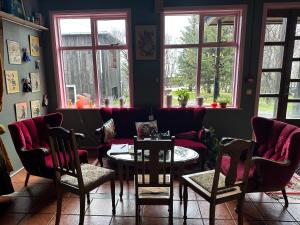 塞尔福斯Brú Country Estate的客厅配有沙发和桌椅
