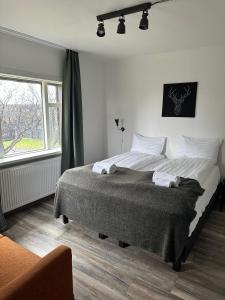 塞尔福斯Brú Country Estate的一间卧室设有一张床和一个窗口