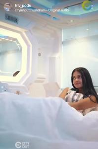 特里凡得琅TRIVPODS Capsule Hotel的坐在医院病床上的妇女