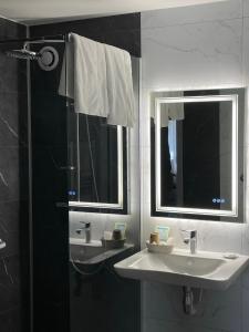 圣布里厄圣布里厄克利松酒店的一间带水槽和镜子的浴室