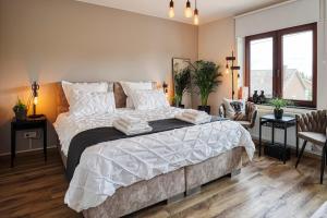 迪尔森-斯托科姆BnB Pastel的一间卧室配有一张带白色床单的大床