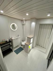 图尔库Big Duplex, 15min to Turku or Naantali的白色的浴室设有水槽和卫生间。