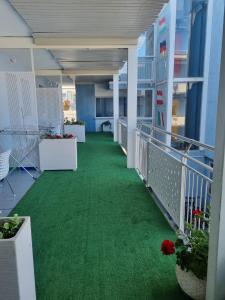 利尼亚诺萨比亚多罗假日公寓式酒店的大楼内带有绿地的走廊