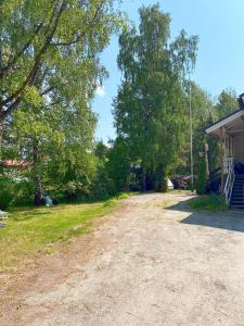 图尔库Big Duplex, 15min to Turku or Naantali的树屋旁的土路