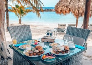 威廉斯塔德库拉索阿维拉海滨酒店的海滩上一张带食物盘的桌子