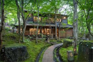 由布市Nihon-no-Ashitaba的树林中的房屋,有通往房屋的路径
