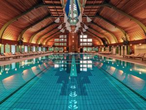 赫维兹Hotel Carbona Thermal Spa的大型游泳池设有大型天花板