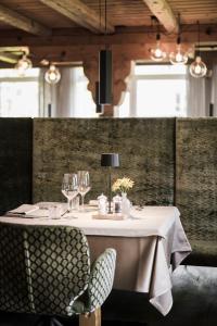 圣瓦伦蒂诺阿拉穆塔柯提斯撇活力别墅酒店的一张桌子,上面有白色的桌布和酒杯