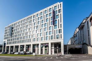 斯图加特Premier Inn Stuttgart City Centre的一条城市街道上的白色大建筑