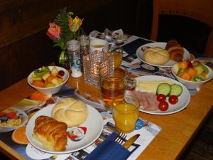 海尔伦阿姆拉斯酒店的餐桌上摆放着早餐食品和饮料