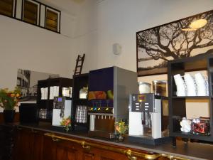 海尔伦阿姆拉斯酒店的室内的柜台,有几个自动售货机