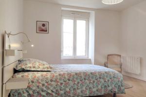 格朗维尔Le Corsaire appartement centre ville 500 mètres des plages的白色的卧室设有床和窗户