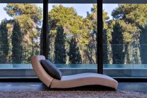 雅典雅典生活画廊酒店的配有大窗户的客房内的椅子