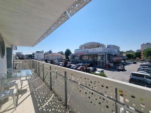 利尼亚诺萨比亚多罗假日公寓式酒店的阳台享有停车场的景致。