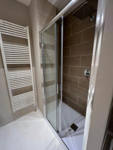 帕尔马Rosa di Parma的浴室里设有玻璃门淋浴