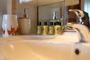 科孚镇Nisos Sunset Apartments Agios Gordios的浴室水槽配有肥皂和镜子