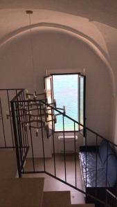 加利波利Dimora San Felice Il Fico的一间房间内带窗户的螺旋楼梯